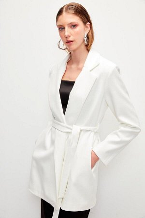 Однотонное двубортное пальто с поясом и воротником-белое