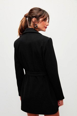 Однотонное двубортное пальто с поясом и воротником-черное