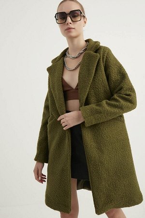 Женское пальто цвета хаки из букле