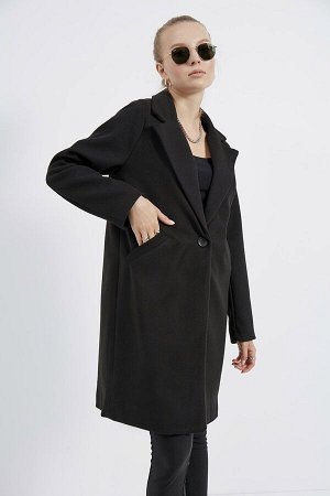 Женское черное пальто с печатью