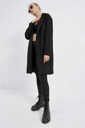 Женское черное пальто с печатью