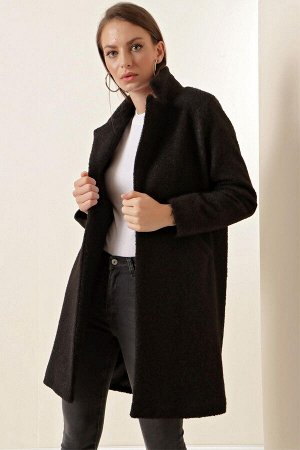Женское черное пальто на одной пуговице с карманами из букле кешью