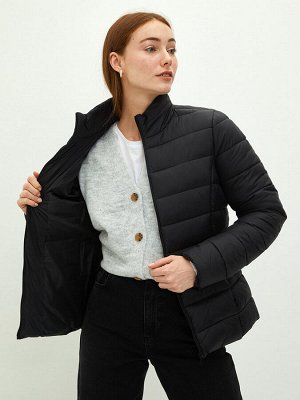Однотонное женское пуховое пальто с высоким воротником и длинными рукавами и карманами