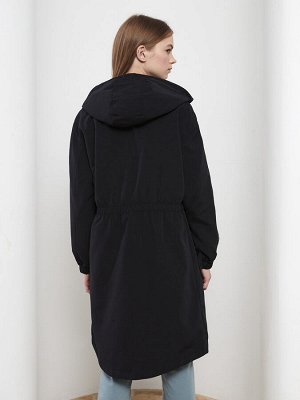 Простое женское пальто из рыбацкой ткани с капюшоном и длинными рукавами