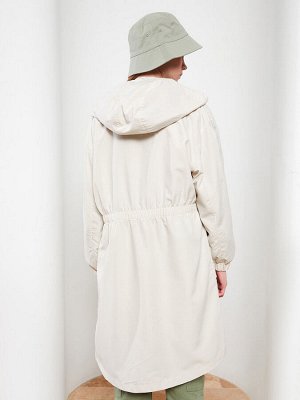 Простое женское пальто из рыбацкой ткани с капюшоном и длинными рукавами