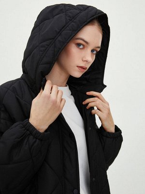 Женское стеганое пальто-пуховик с капюшоном и длинными рукавами