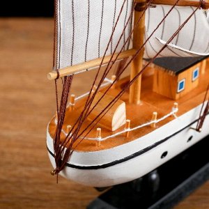 Сувенирная модель корабля «Пиллад», борта белые, паруса белые, 45x9x41 см