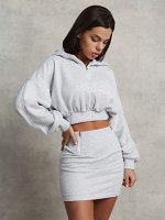 Женский костюм с кроп-худи с капюшоном и юбкой с фигурным поясом в длине mini