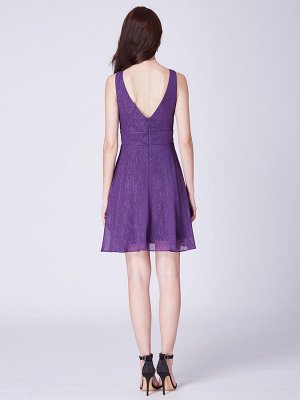 Фиолетовое короткое коктейльное платье с глубоким V-образным вырезом