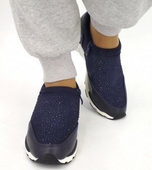 Кроссовки Кроссовки выполнены в популярном стиле спорт-шик.
Модель без шнурков, на молнии сбоку.
Украшения в виде страз.
Материал - неопрен.

Кроссовки маломерят на 0,5 размера.