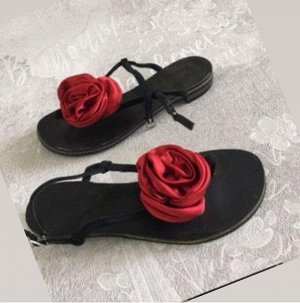 Босоножки женские без каблука с красными розами
