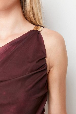 Бордовое облегающее платье-карандаш миди из эластичного тюля с одним рукавом и деталями