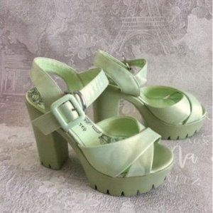 Босоножки женские на устойчивом каблуке