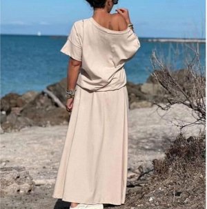 Костюм 2-ка ,свободного кроя ,блузка с широким воротом +длинная юбка с боковыми разрезами ,принт как на фото
