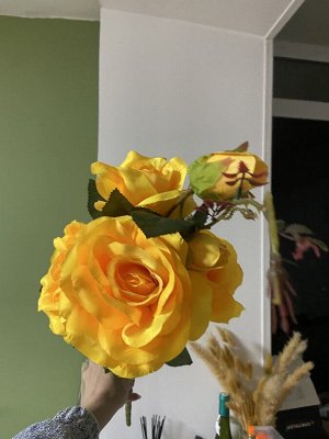 Искусственные цветы. Розы желтые, шелковистые. Большой бутон