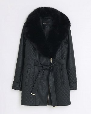 Черная куртка из искусственной кожи с поясом