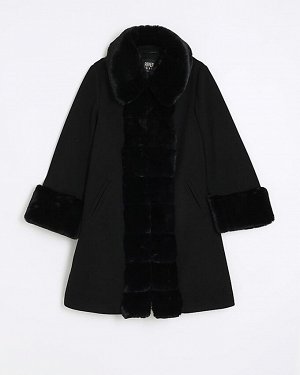 Черное пальто с отделкой из искусственного меха