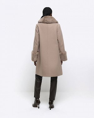 Коричневое пальто с отделкой из искусственного меха