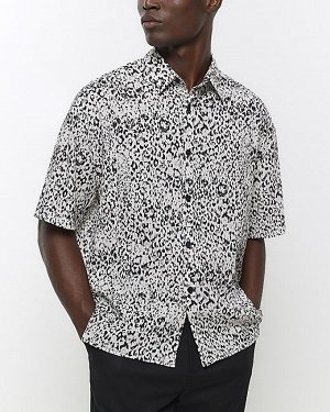 Белая рубашка свободного кроя с леопардовым принтом