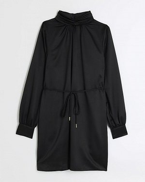 Черное атласное мини-платье с завязкой на талии