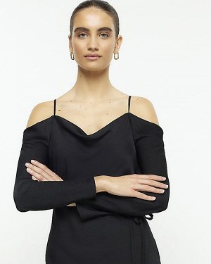 Черное платье миди с открытыми плечами и открытыми плечами