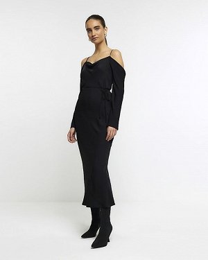 Черное платье миди с открытыми плечами и открытыми плечами