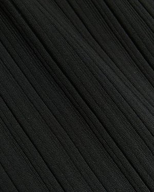 Черное платье макси с завязкой на талии