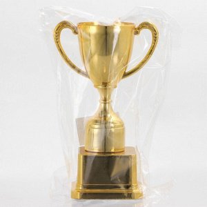 Кубок 112, наградная фигура, золото, подставка пластик, 17,7 x 10,5 x 7.5 cм.