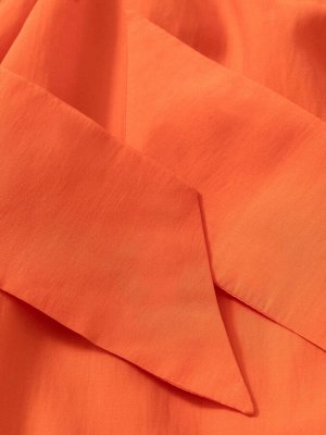 Сарафан Яркое оранжевое платье идеально для вечеринок, дискотек и летних прогулок по набережной. Модель прямого силуэта с открытой спиной и бантом, воланами и необычной проймой выглядит празднично. Пл