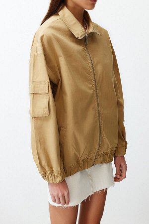 Джинсовая куртка-бомбер с прорезиненной талией цвета хаки