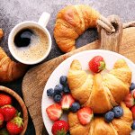 Круассан с голубикой