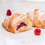 Круассан с малиной
