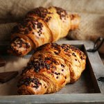 Круассан с шоколадом и орехом