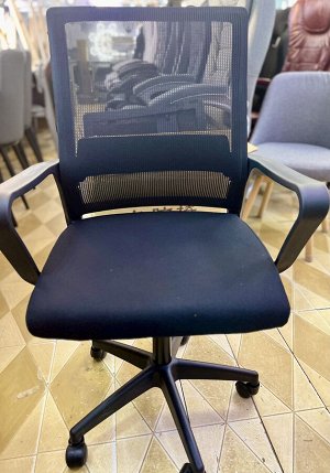 Компьютерное кресло с эргономичной спинкой