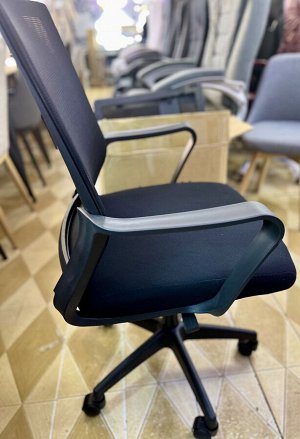 Компьютерное кресло с эргономичной спинкой