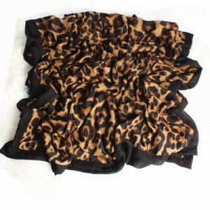 Шарф Леопардовый шарф будет уместен в качестве подчеркивающего стильный образ элемента. 
95см*185см