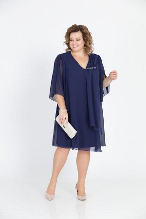 Платье Платье Pretty 805 синее 
Состав ткани: Вискоза-20%; ПЭ-80%; 
Рост: 164 см.

Платье из двух тканей: нижнее (подкладка) из трикотажа, верхнее из шифона. Вырез горловины переда декорирован имитац