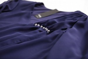 Платье Платье Pretty 805 синее 
Состав ткани: Вискоза-20%; ПЭ-80%; 
Рост: 164 см.

Платье из двух тканей: нижнее (подкладка) из трикотажа, верхнее из шифона. Вырез горловины переда декорирован имитац