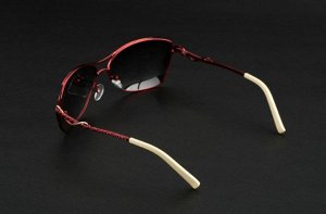 Поляризованные очки в белой оправе
