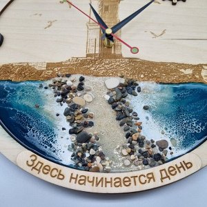 Часы  настенные из дерева с морем из эпоксидной смолы