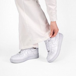 Костюм Белый
Женская куртка-толстовка на молнии, с отложным воротником, карманами в рельефах, с кулиской по низу изделия.
Женские брюки с притачным поясом, кокеткой, рельефными линиями и кулиской по н