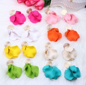 Серьги пластиковые матовые лепестки коралловые