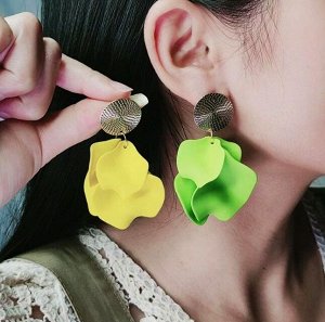 Серьги пластиковые матовые лепестки коралловые