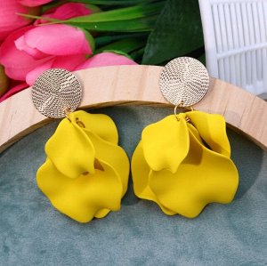 Серьги пластиковые матовые лепестки желтые