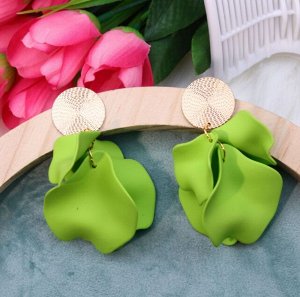 Серьги пластиковые матовые лепестки салатовые