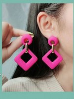 Серьги пластиковые матовые ромбы ярко-розовые