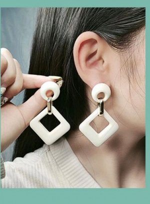 Серьги пластиковые матовые ромбы молочные