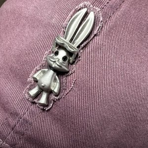Бейсболка Бейсболка изготовлена из хлопка, хорошо впитывает влагу, беспрепятственно пропускает воздух и отражает ультрафиолетовые лучи. Задняя часть головного убора оснащена регулировочной застежкой и
