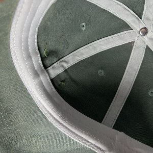 Бейсболка Откройте для себя идеальный аксессуар для своего сезонного гардероба с нашей бейсболкой женской. Эта кепка женская не только украсит ваш образ, но и обеспечит защиту от солнца в теплые дни. 
