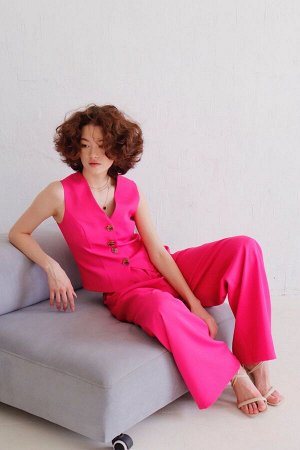 Костюм брючный с жилетом ярко-розовый